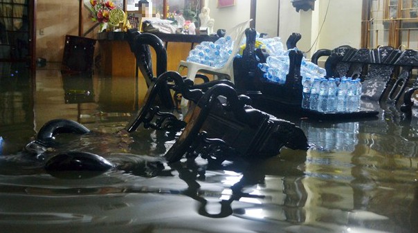 Thành phố Hồ Chí Minh bơm nước thải suốt đêm chưa hết ngập